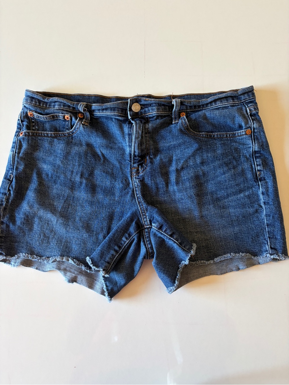 Woman’s Gap Denim Jean Shorts 4-5” Inseam Size 32 Medium Dark Wash Cutoff